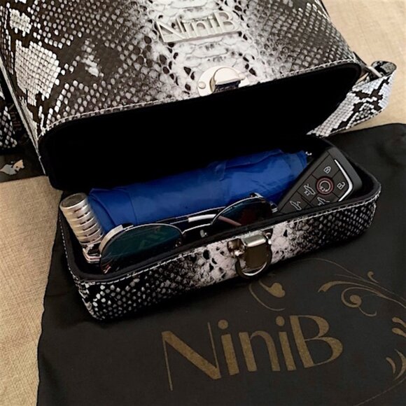 NEW DESIGNER NiniB SAVAGE B BLACK & WHITE SNAKE HANDBAG W/ SECRET COMPARTMENT - Picture 5 of 12